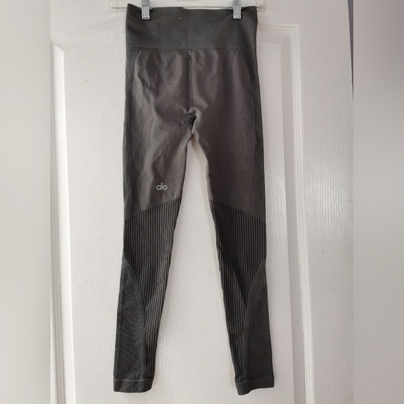 Alo Yoga Gray Leggins size small - Picture 2 of 8